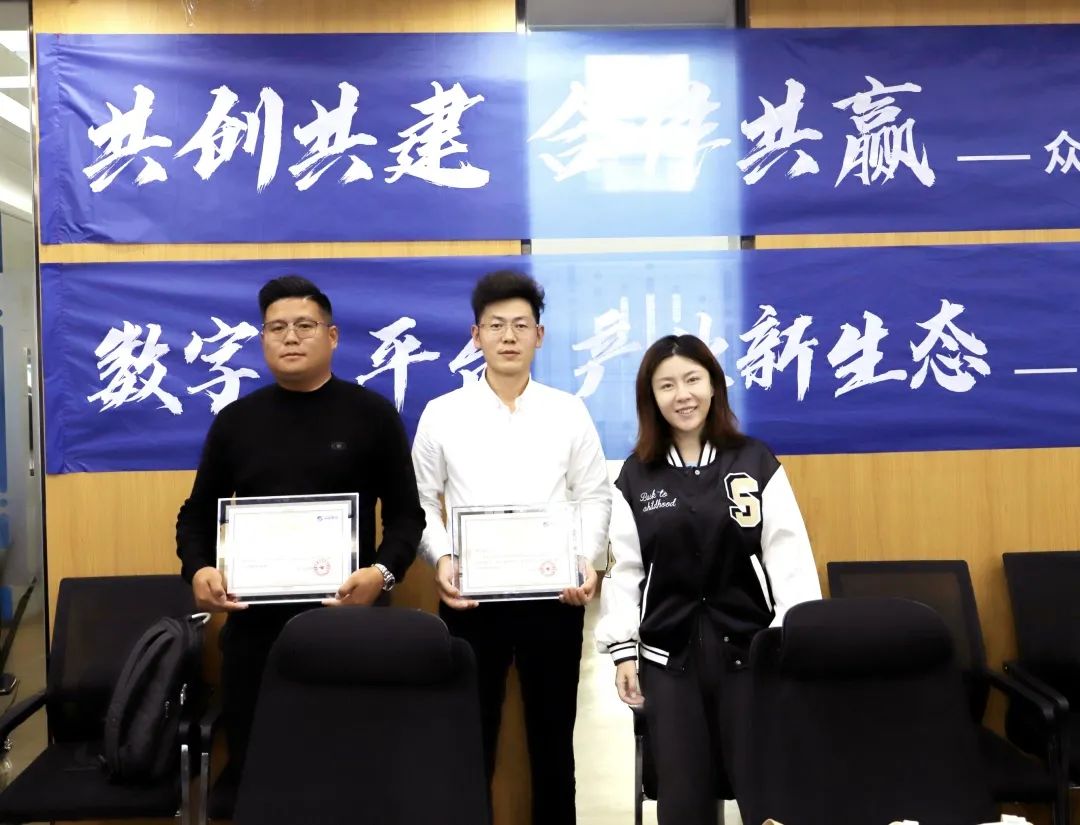乐鱼网页版登录入口-乐鱼（中国）
高级副总裁山海授予商户“乐鱼网页版登录入口-乐鱼（中国）
特邀顾问”荣誉.jpg